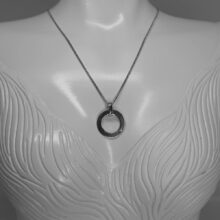 Personalizovaný stříbrný přívěsek Kruh s kamínkem na bustě