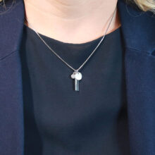 Personalizovaný zlatý náhrdelník Destičky a kamínek s možností rytiny na sobě