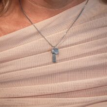 elegantní Personalizovaný stříbrný náhrdelník Destičky a kamínek s možností rytiny na sobě na krku