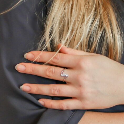 stříbrný prsten se zirkony