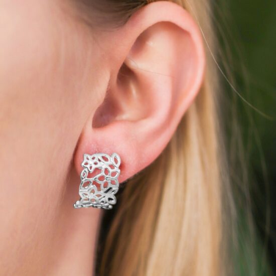 stříbrné designové náušnice Fiorella s květinovým motivem