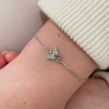 stříbrný náramek anděl s kamínky menší na ruce bílé zlato D