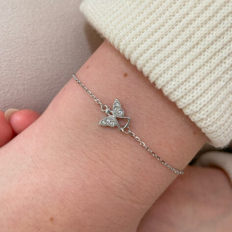 stříbrný náramek anděl s kamínky menší na ruce bílé zlato D
