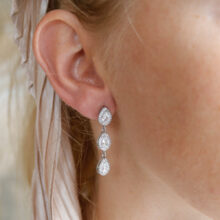 designové stříbrné náušnice blue star visací na uchu