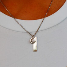 Personalizovaný stříbrný náhrdelník Jocelyn Destičky a kamínek s možností rytiny bílé tričko