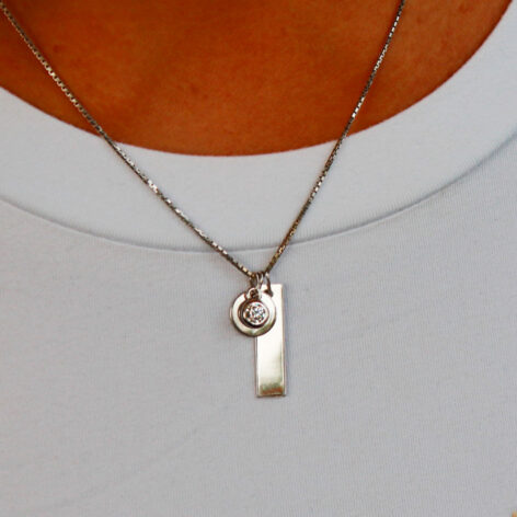 Personalizovaný stříbrný náhrdelník Jocelyn Destičky a kamínek s možností rytiny bílé tričko