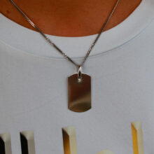 Personalizovaný stříbrný přívěsek Destička Stamp – pánský unisex na sobě