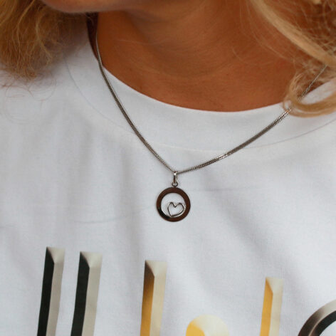 Personalizovaný stříbrný přívěsek Kruh se srdíčkem