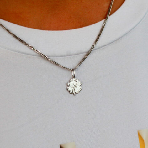 Personalizovaný stříbrný přívěsek Štěstí – malý čtyřlístek na sobě