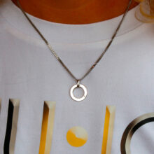 Personalizovaný stříbrný přívěsek Uzavřený kruh s kamínkem bílé tričko