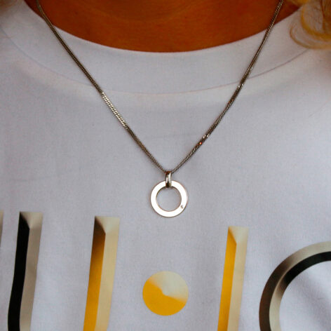 Personalizovaný stříbrný přívěsek Uzavřený kruh s kamínkem bílé tričko