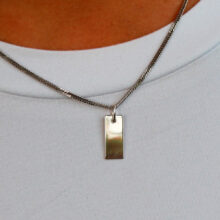 Personalizovaný stříbrný přívěsek destička Idea na sobě