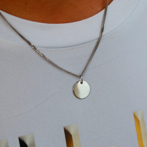 Personalizovaný stříbrný přívěsek malá placička s rytinou – Sun 1 na sobě