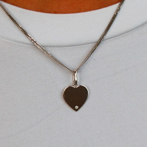 Personalizovaný stříbrný přívěsek srdíčko s rytinou a kamínkem Citare