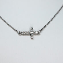 stříbrný náhrdelník s křížkem s kameny