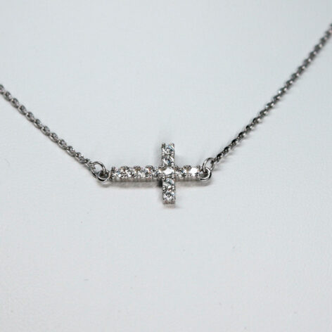 stříbrný náhrdelník s křížkem s kameny