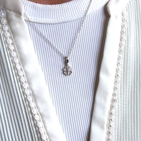 stříbrný přívěsek čtyřlístek s kamínkem